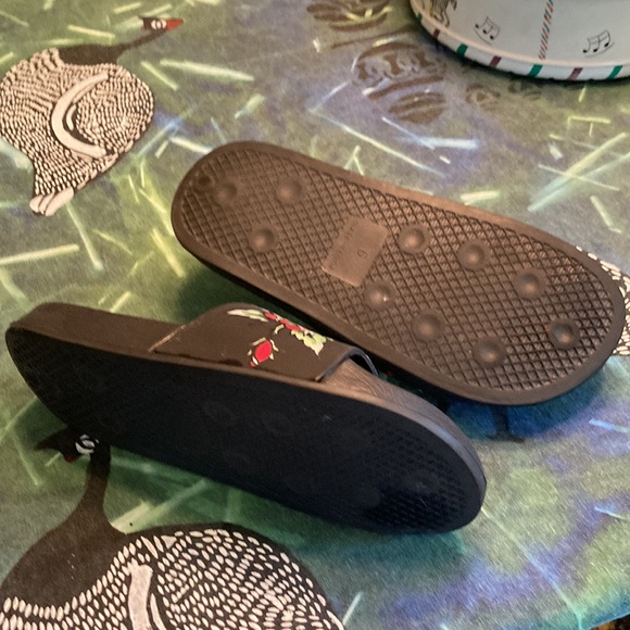 Ed Hardy brand size 6 slides with skulls - Picture 7 of 7